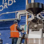 Torrefador analisando perfis de torra em equipamento da IMF roasters
